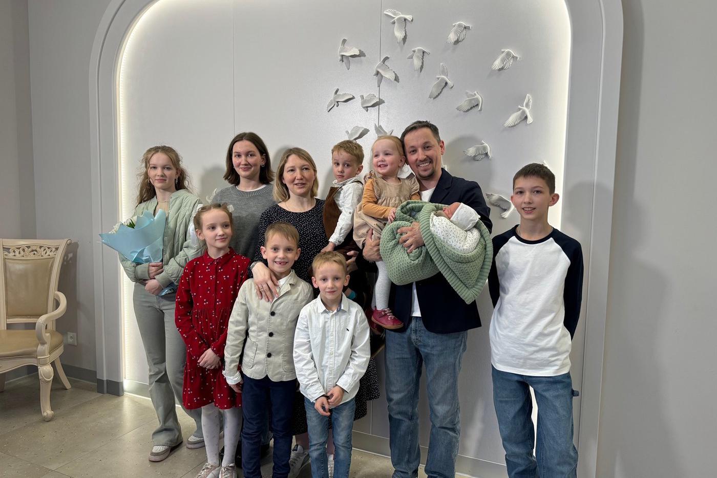 На выписку в роддом Кантемировы приезжают всей семьёй.