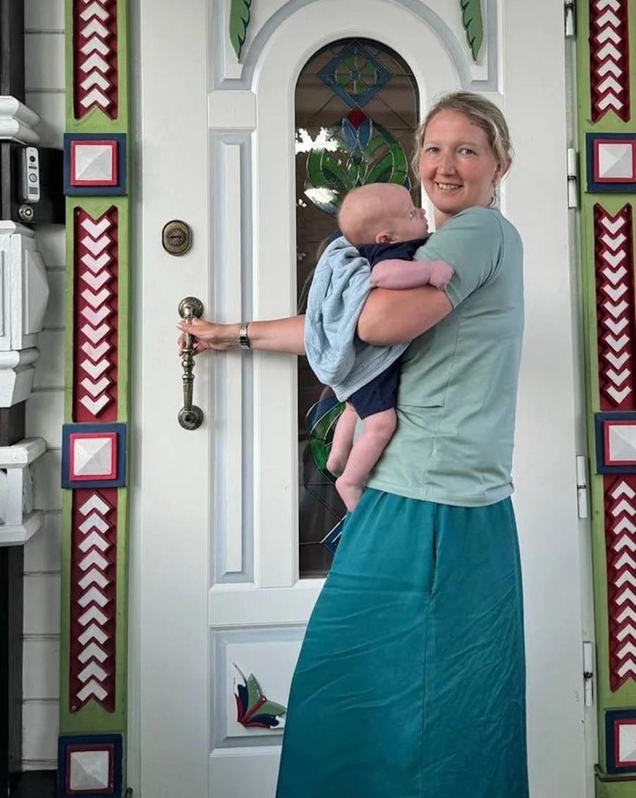 Друзья и знакомые привыкли видеть Анну с младенцами на руках. 