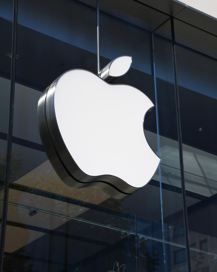 Apple на 10 лет продлила права на iPhone и логотип с яблоком в России. Американская корпорация, несмотря на приостановку продаж в 2022 году, сохранила за собой исключительные права на свои главные бренды. Роспатент удовлетворил заявку компании, и теперь защита действует как минимум до 2036 года