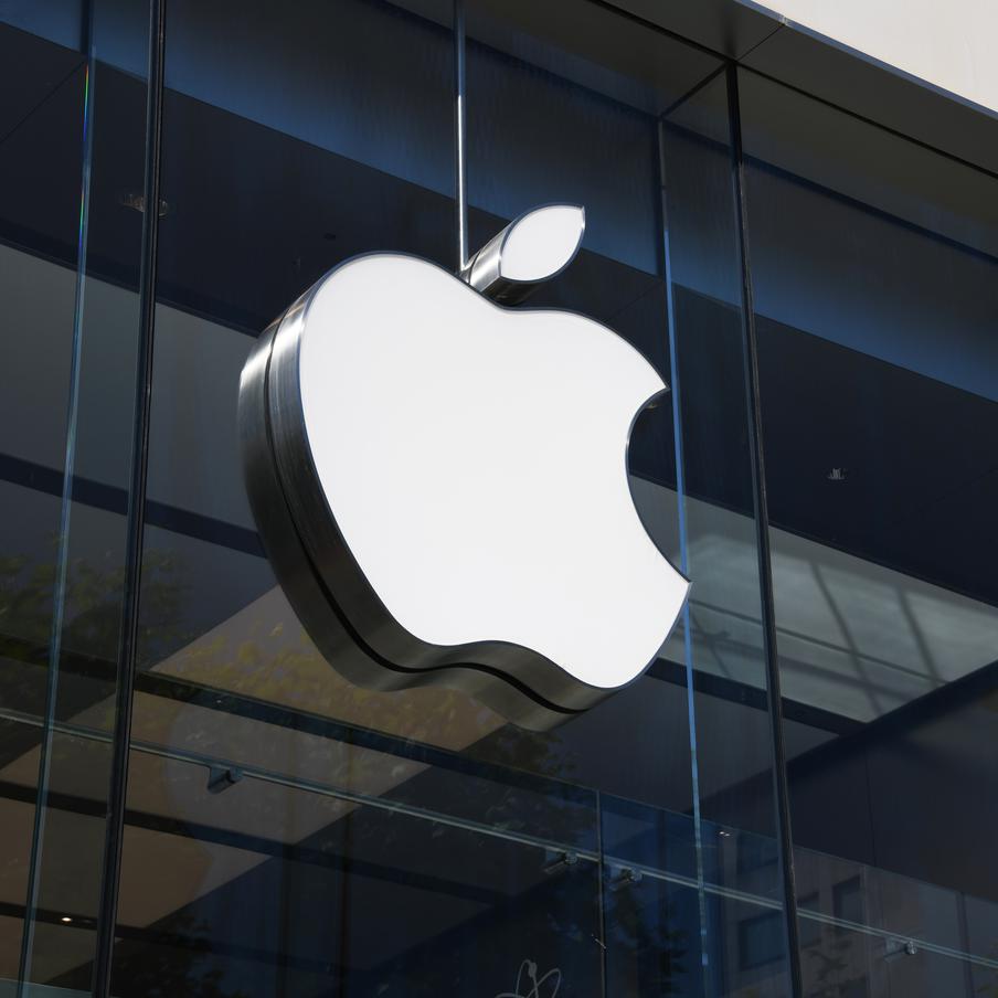 Apple на 10 лет продлила права на iPhone и логотип с яблоком в России. Американская корпорация, несмотря на приостановку продаж в 2022 году, сохранила за собой исключительные права на свои главные бренды. Роспатент удовлетворил заявку компании, и теперь защита действует как минимум до 2036 года