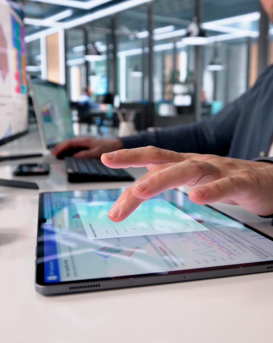 Сбои интернета подстегнули спрос на аренду офисов в Москве. Из-за проблем со связью компании активнее возвращают сотрудников с удалёнки, что создаёт дефицит на рынке коммерческой недвижимости. Больше всего востребованы небольшие блоки до 500 квадратных метров, а арендные ставки за год выросли почти на 12%