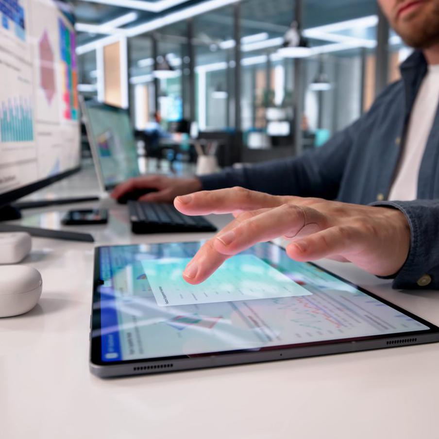 Сбои интернета подстегнули спрос на аренду офисов в Москве. Из-за проблем со связью компании активнее возвращают сотрудников с удалёнки, что создаёт дефицит на рынке коммерческой недвижимости. Больше всего востребованы небольшие блоки до 500 квадратных метров, а арендные ставки за год выросли почти на 12%