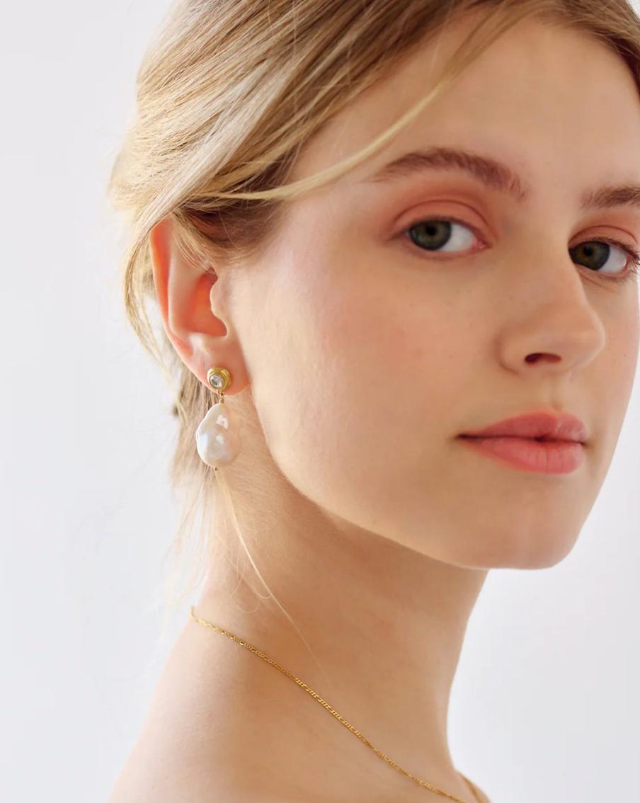 Жемчуг неправильной формы сочетает в себе классику и современность.