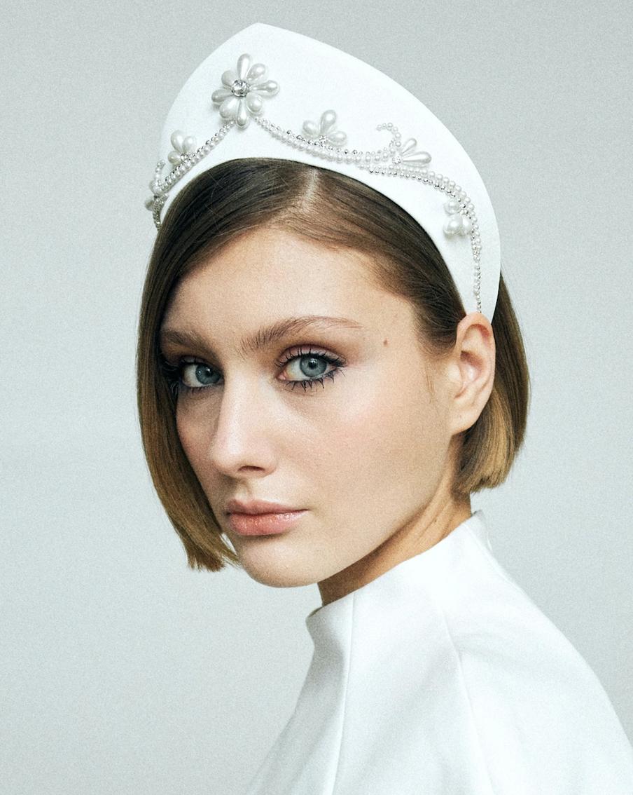 Деликатный кокошник – хит свадебной моды.