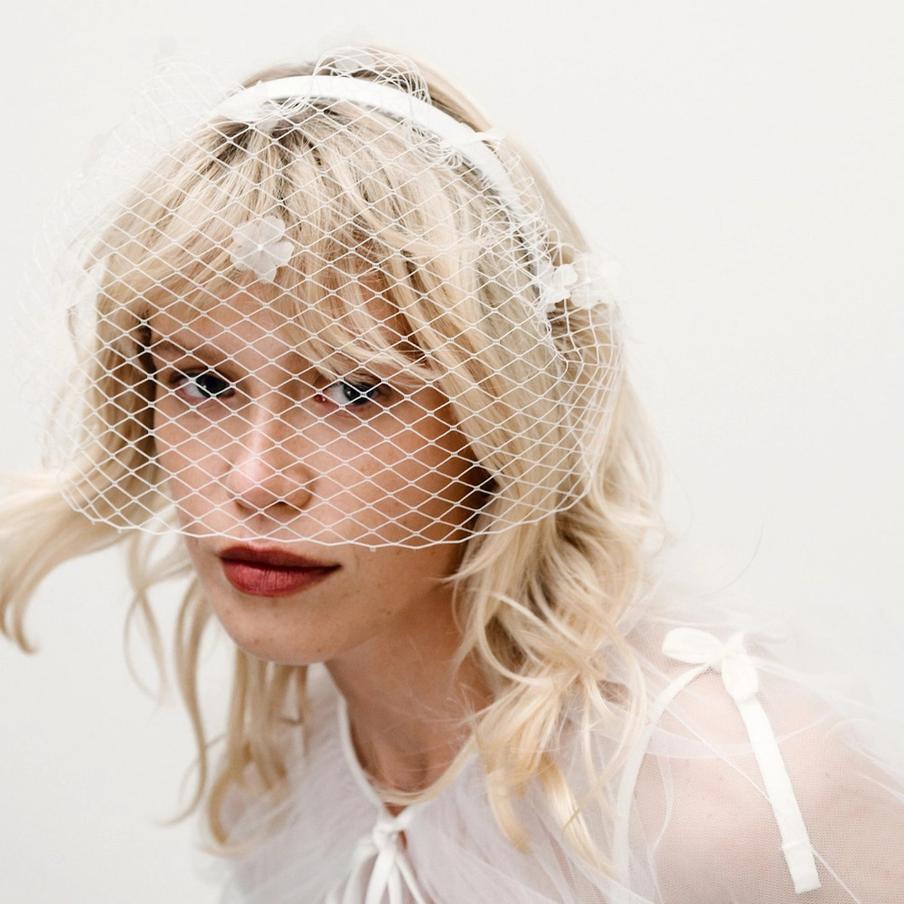 Декорированный ободок изящно заменит фату.