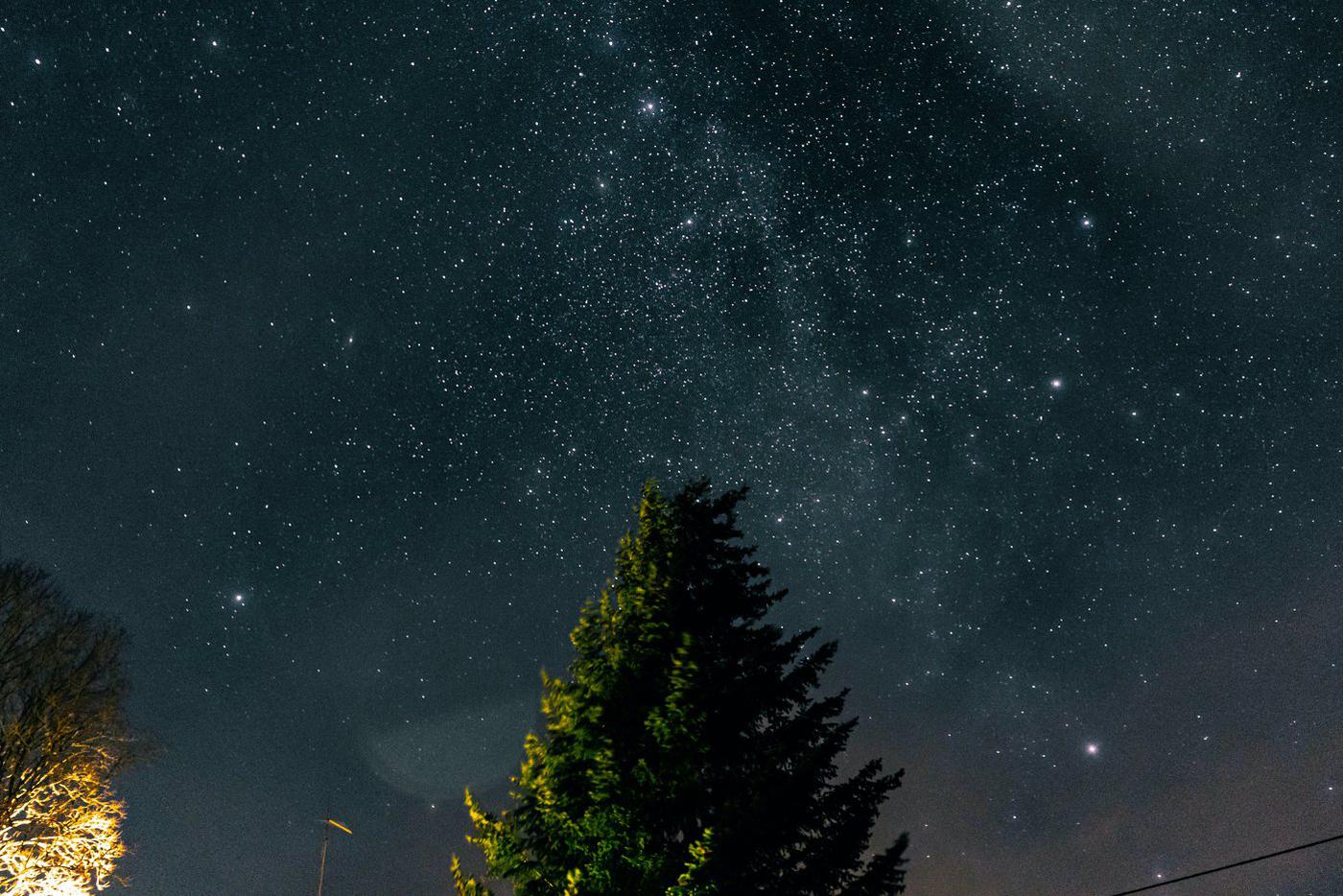 18–20 метеоров в час: москвичи увидят пик звездопада Лириды и загадают желания