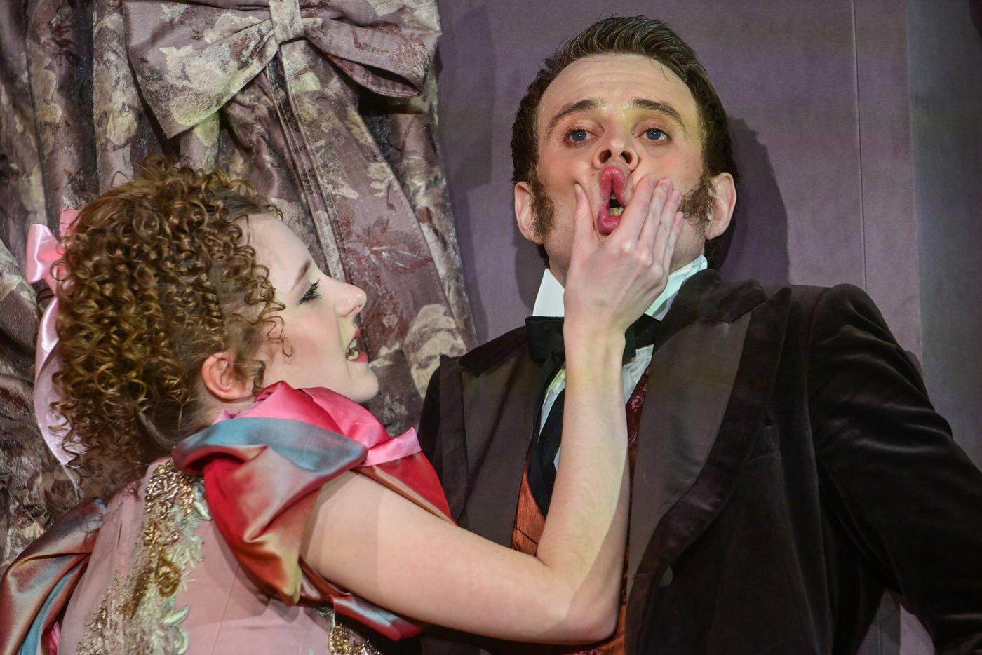 Актёры Алёна Морилова в роли Маши и Артур Касимов в роли Александра в спектакле "Нежное сердце".