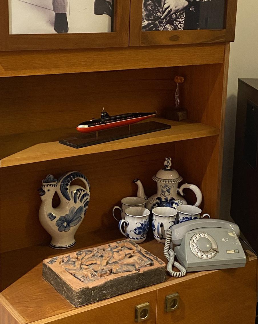 Кирпич (слева от телефона) – подарок Юрия Любимова. 