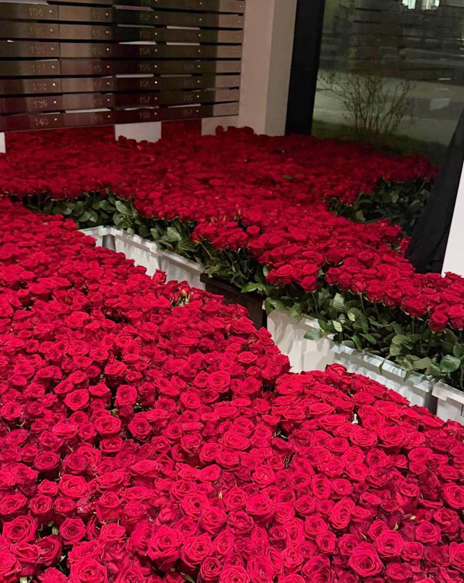 Хоть девушка и не оценила такую безмерную щедрость, зато соседи порадовали себя букетами, которые успели забрать