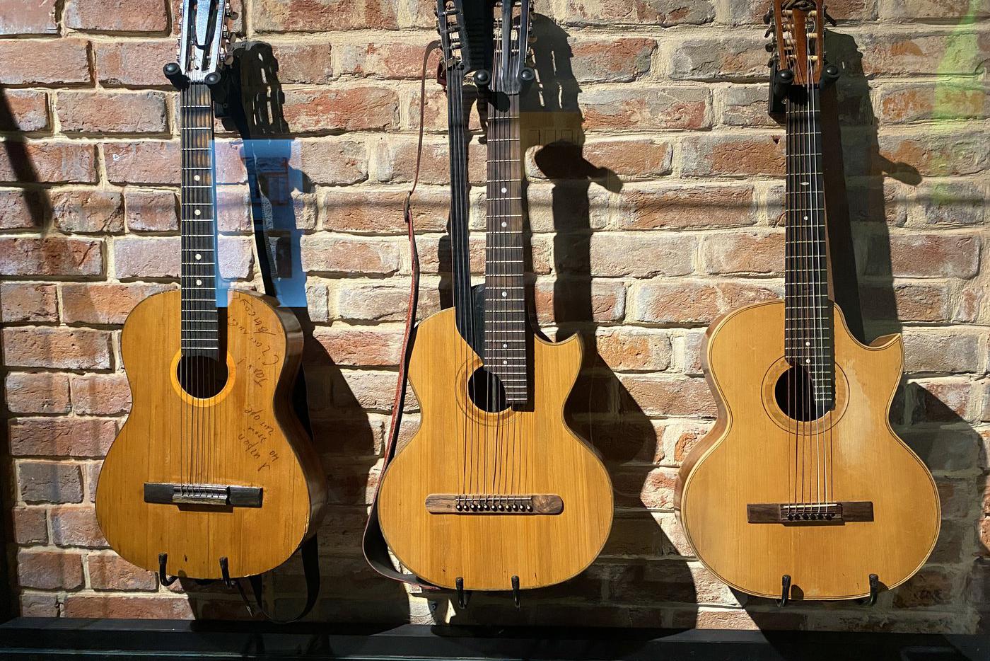 Любимые гитары певца.