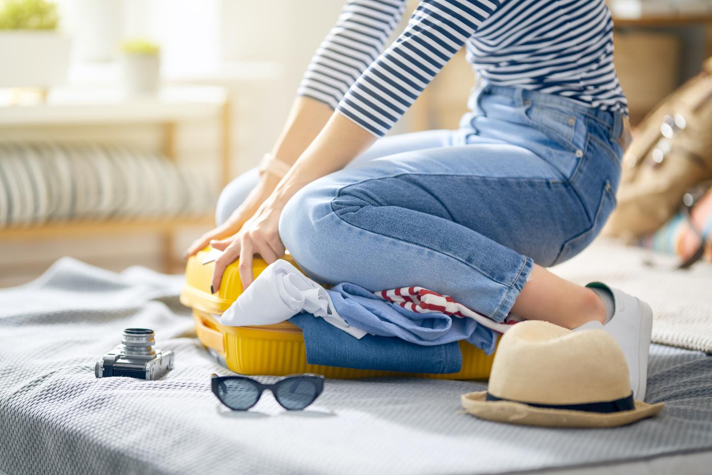 Сворачивайте вещи в рулон, используйте вакуумные пакеты и не набивайте чемодан под завязку.