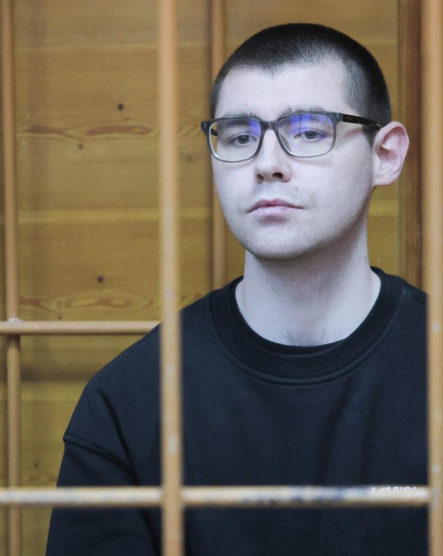 Экс-редактор Ura.ru Денис Аллаяров получил пять лет колонии за взятку. Суд признал журналиста виновным в передаче 120 тысяч рублей родственнику, служившему в полиции. Деньги предназначались за ежедневные оперативные сводки УМВД. Аллаярову также назначили штраф 1,2 млн рублей и запретили заниматься журналистикой на четыре года