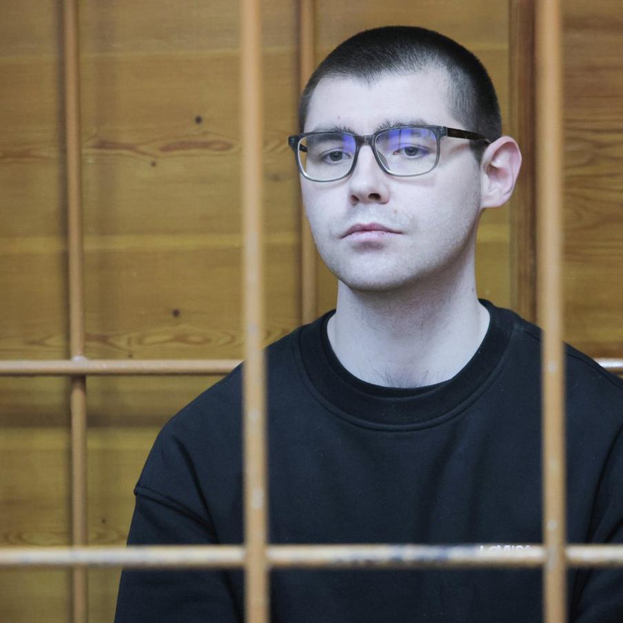 Экс-редактор Ura.ru Денис Аллаяров получил пять лет колонии за взятку. Суд признал журналиста виновным в передаче 120 тысяч рублей родственнику, служившему в полиции. Деньги предназначались за ежедневные оперативные сводки УМВД. Аллаярову также назначили штраф 1,2 млн рублей и запретили заниматься журналистикой на четыре года