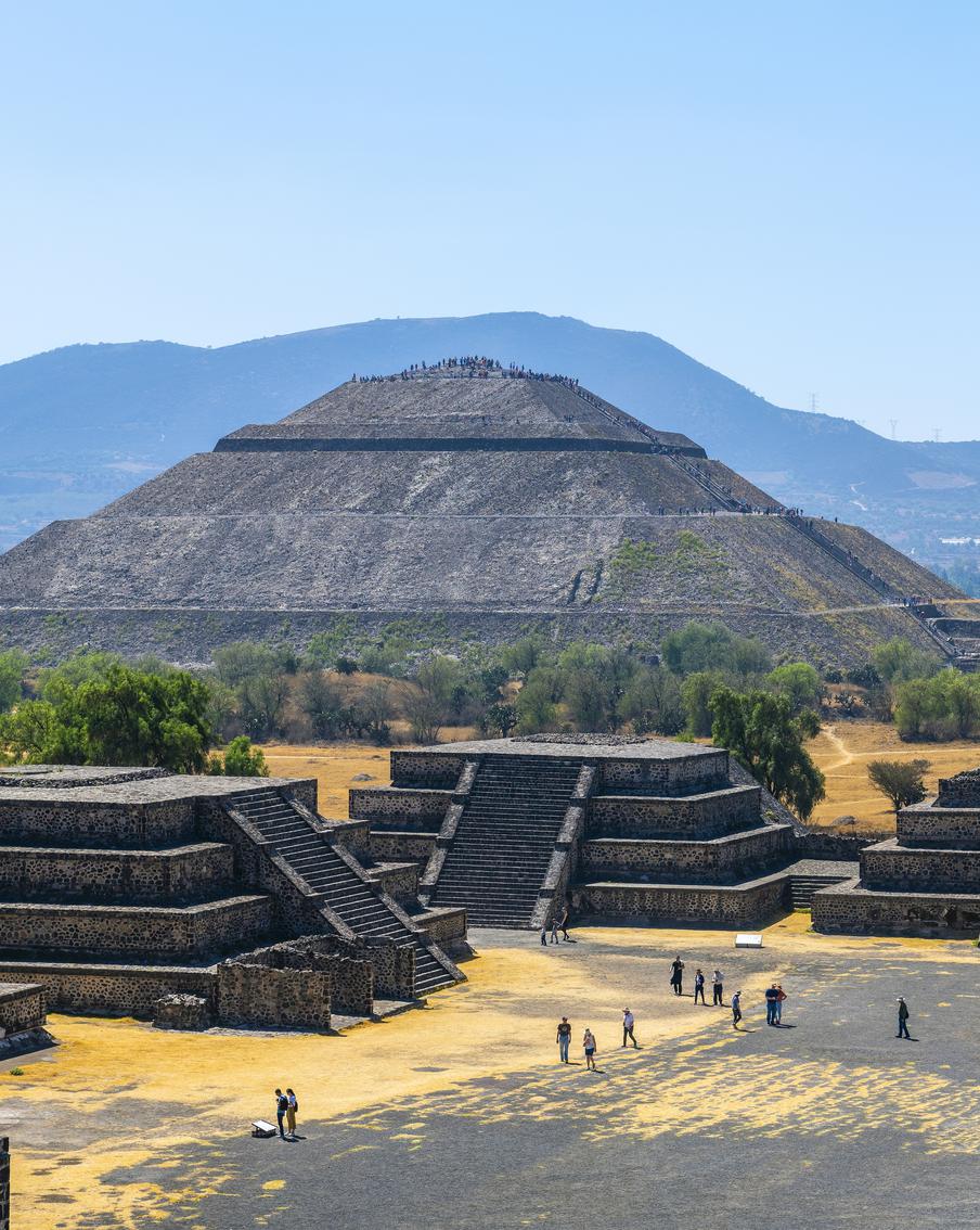 Стрельба у пирамид в Мексике: есть жертва и 13 раненых, среди них россиянин. Неизвестный мужчина забрался на вершину Пирамиды Луны в археологическом комплексе Теотиуакан и открыл огонь по туристам. Погибла гражданка Канады, ранения получили 13 человек из Колумбии, Бразилии, США и России. После атаки нападавший застрелился