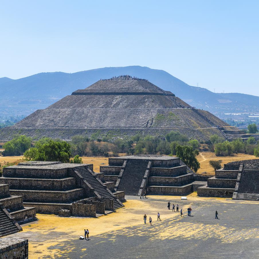 Стрельба у пирамид в Мексике: есть жертва и 13 раненых, среди них россиянин. Неизвестный мужчина забрался на вершину Пирамиды Луны в археологическом комплексе Теотиуакан и открыл огонь по туристам. Погибла гражданка Канады, ранения получили 13 человек из Колумбии, Бразилии, США и России. После атаки нападавший застрелился