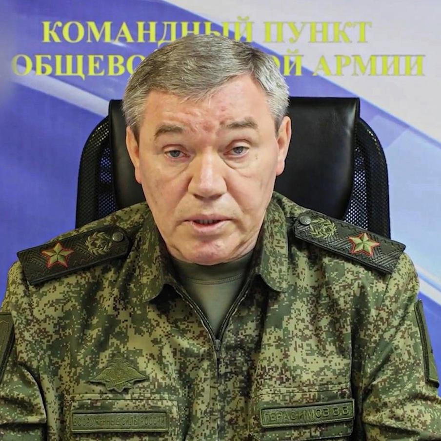 Валерий Герасимов объявил о полном освобождении ЛНР от укронацистов. Начальник Генштаба ВС РФ Валерий Герасимов доложил, что российские войска с января взяли под контроль более 1700 квадратных километров территории. Полностью завершено освобождение Луганской Народной Республики. Подразделения ведут уличные бои в Кривой Луке и пригородах Константиновки