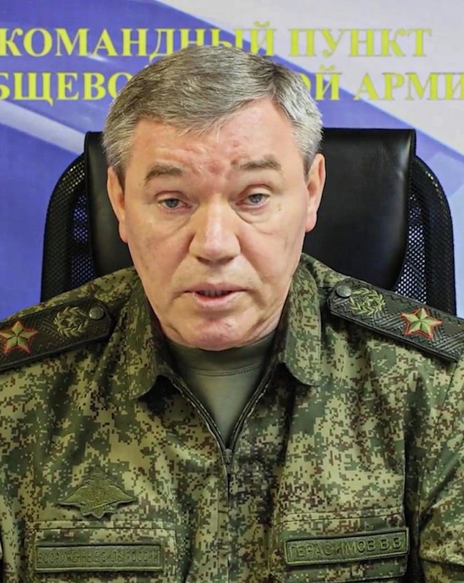 Валерий Герасимов объявил о полном освобождении ЛНР от укронацистов. Начальник Генштаба ВС РФ Валерий Герасимов доложил, что российские войска с января взяли под контроль более 1700 квадратных километров территории. Полностью завершено освобождение Луганской Народной Республики. Подразделения ведут уличные бои в Кривой Луке и пригородах Константиновки