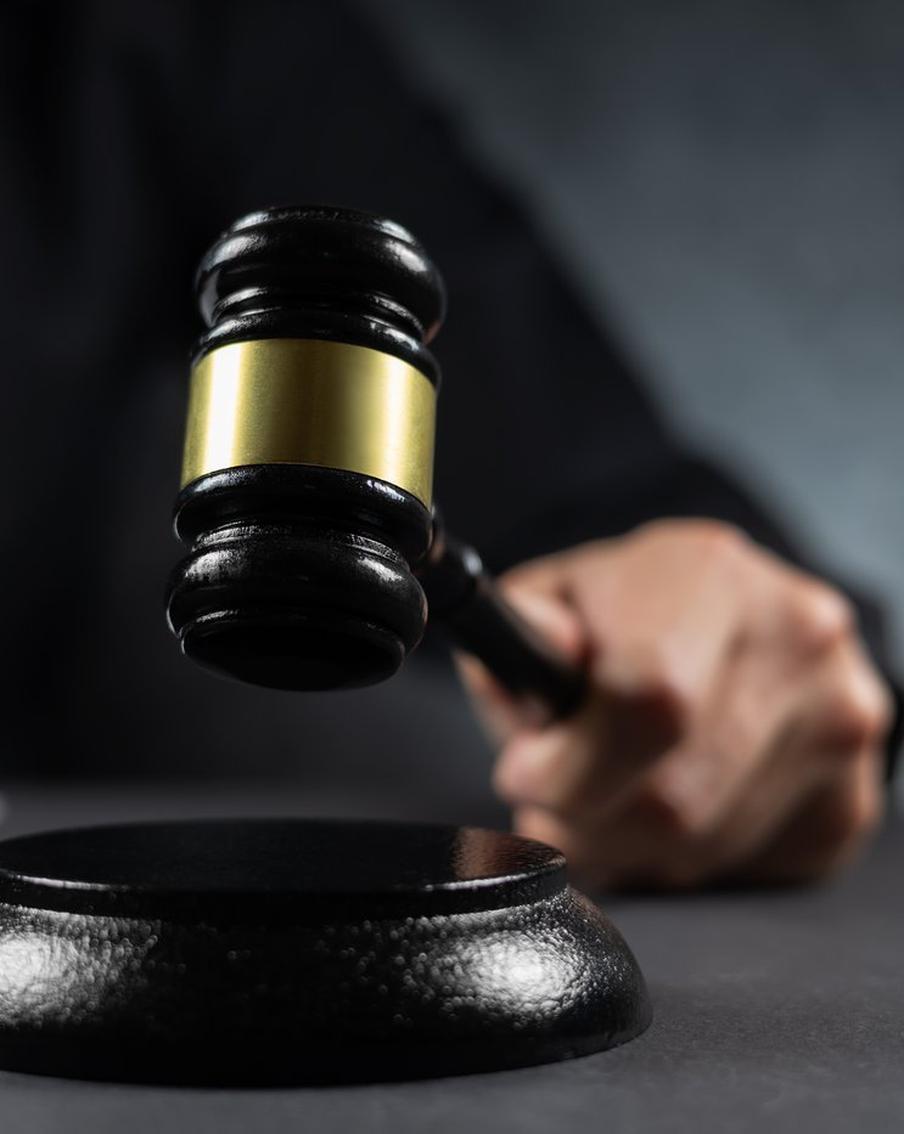 17 лет строгого режима получил житель Камчатки за изнасилование школьниц. Суд признал 34-летнего мужчину виновным в действиях сексуального характера в отношении девушек, одной из которых не было 14 лет. Преступник знакомился с жертвами в интернете, предлагал деньги за причинение ему физической боли и пользовался беспомощным состоянием потерпевшей