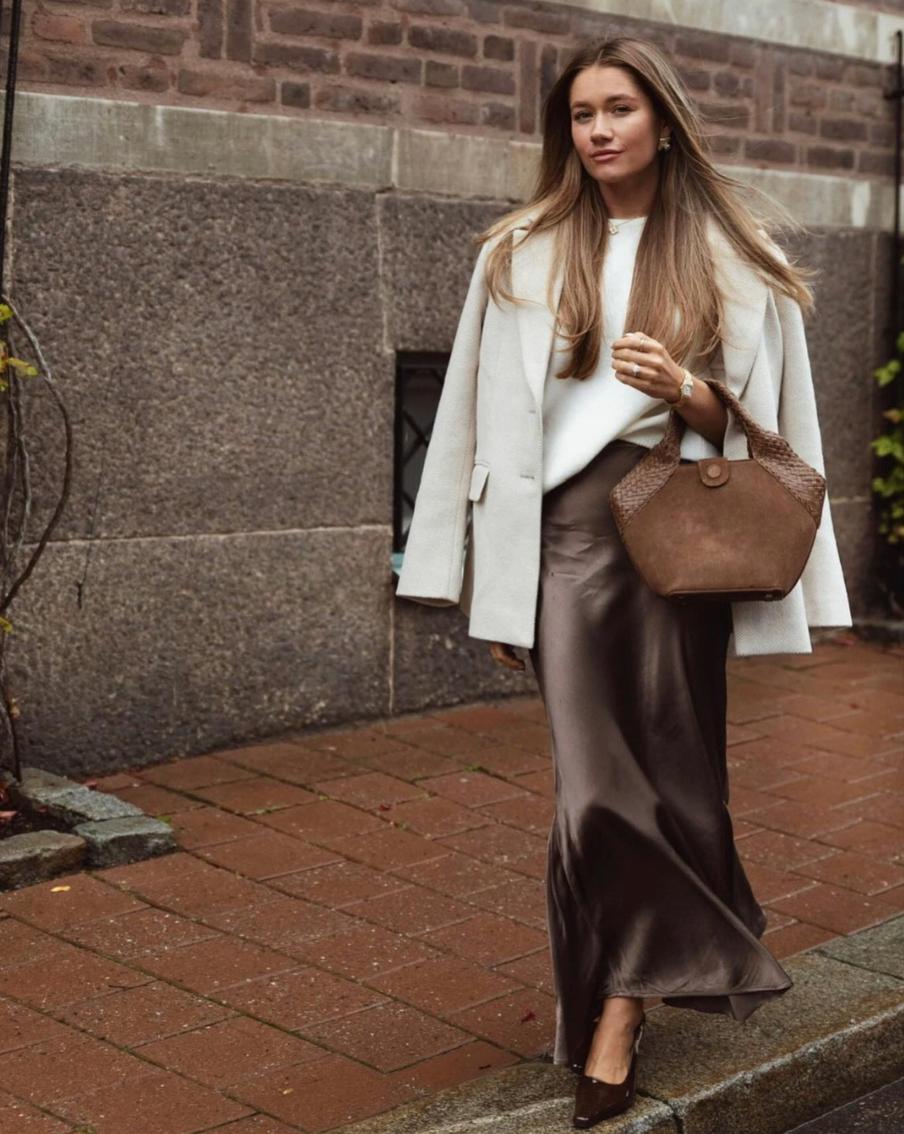 Для создания офисного лука дополните платье строгим жакетом.