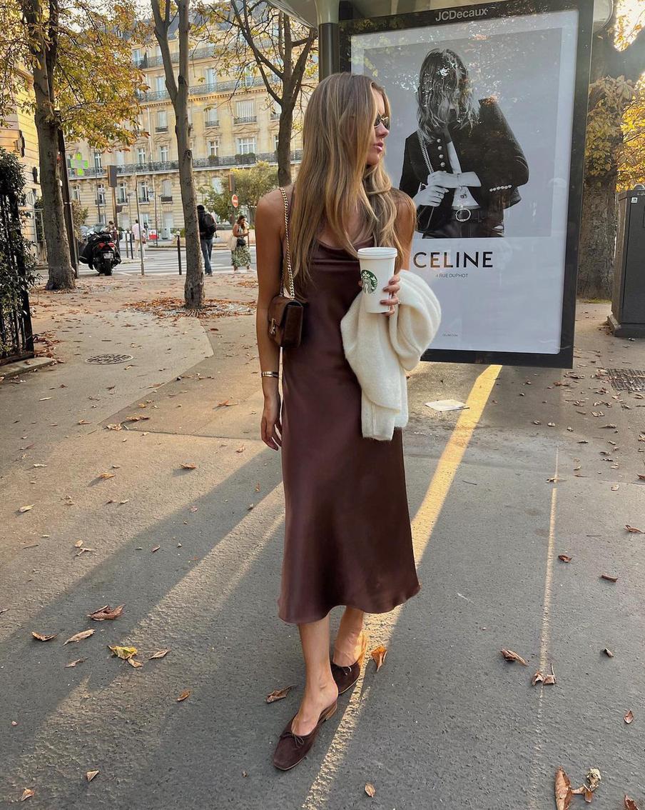 Присмотритесь к насыщенным оттенкам шоколада и вишни, а также к утончённым сливочным тонам.