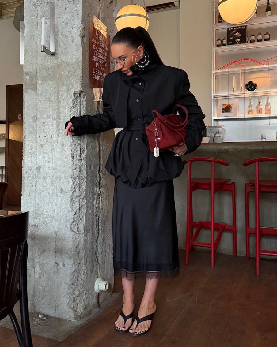 Сочетать платье-комбинацию можно практически со всем.