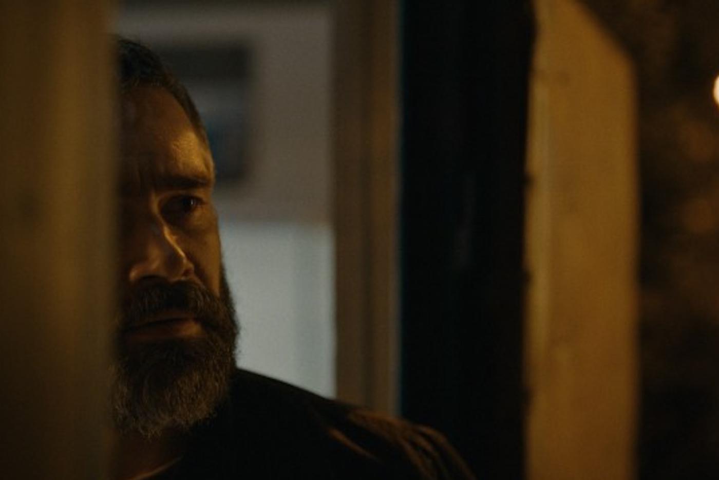 Отец Саши Олег (Пётр Фёдоров) практически не заходит домой, хотя магазин, где он живёт, через дорогу.