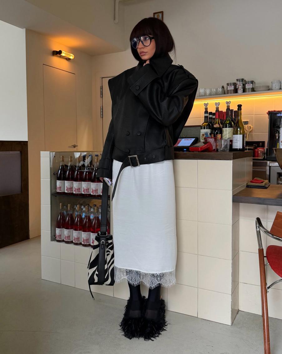 Кожа в сочетании с лёгким сатином сделает вечерний образ более дерзким.