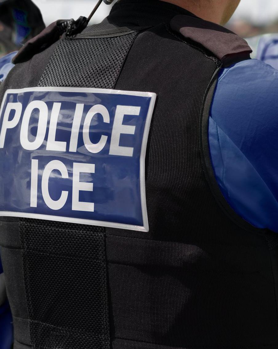 Жену сержанта армии США депортируют в Мексику, несмотря на заслуги мужа. Семья военного в шоке: Дейзи Ривера Ортега, супруга сержанта Хосе Серрано, задержана ICE во время планового интервью для получения статуса Parole in Place (PIP). Иммиграционные власти настаивают на высылке женщины в Мексику, где у пары нет ни связей, ни жилья