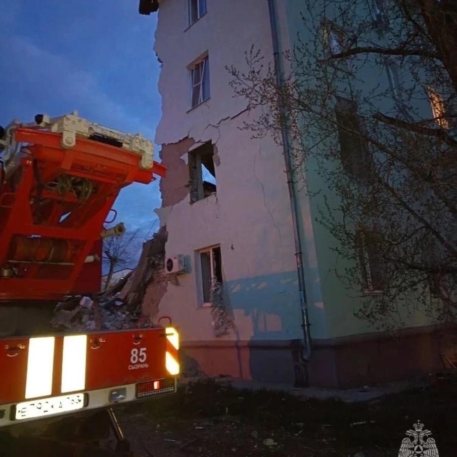 МЧС стягивает дополнительные силы к разрушенному дому в Сызрани после атаки БПЛА. К месту частичного обрушения жилого дома в Сызрани направлены 55 спасателей Волжского спасательного центра МЧС России и аэромобильная группировка. Всего к ликвидации последствий привлечены более 300 человек и свыше 80 единиц техники