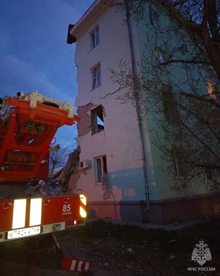 МЧС стягивает дополнительные силы к разрушенному дому в Сызрани после атаки БПЛА. К месту частичного обрушения жилого дома в Сызрани направлены 55 спасателей Волжского спасательного центра МЧС России и аэромобильная группировка. Всего к ликвидации последствий привлечены более 300 человек и свыше 80 единиц техники