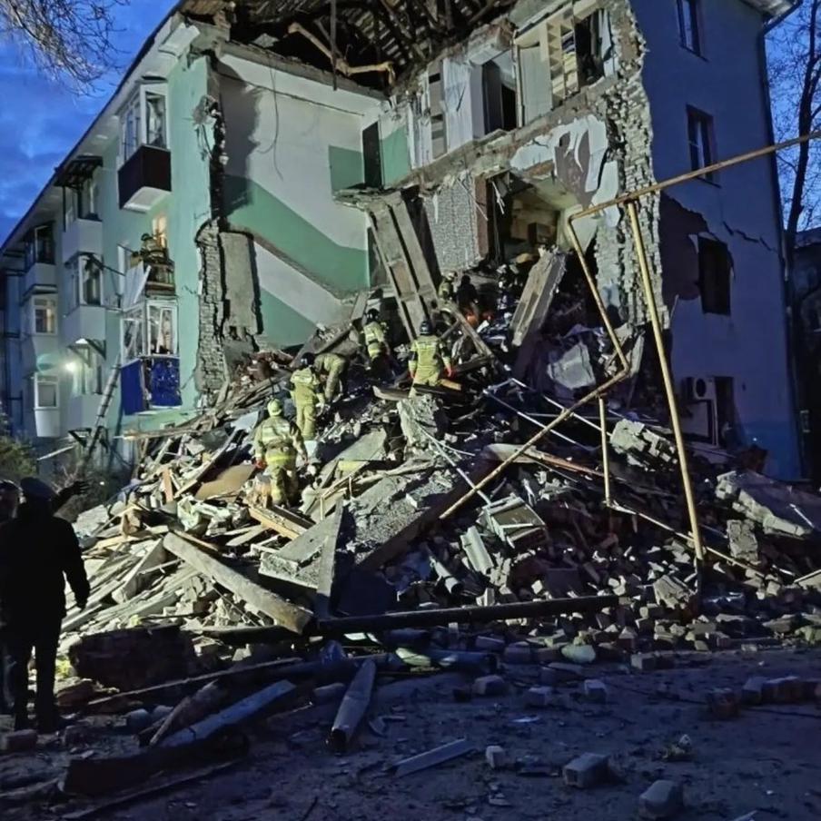 В Сызрани при обрушении подъезда после атаки БПЛА погибли два человека. Число пострадавших в результате удара украинских беспилотников по Самарской области увеличилось до 12 человек. Губернатор региона Вячеслав Федорищев сообщил о двух погибших. Трое раненых госпитализированы, остальным оказана помощь на месте. Один жилой дом потерял целую секци