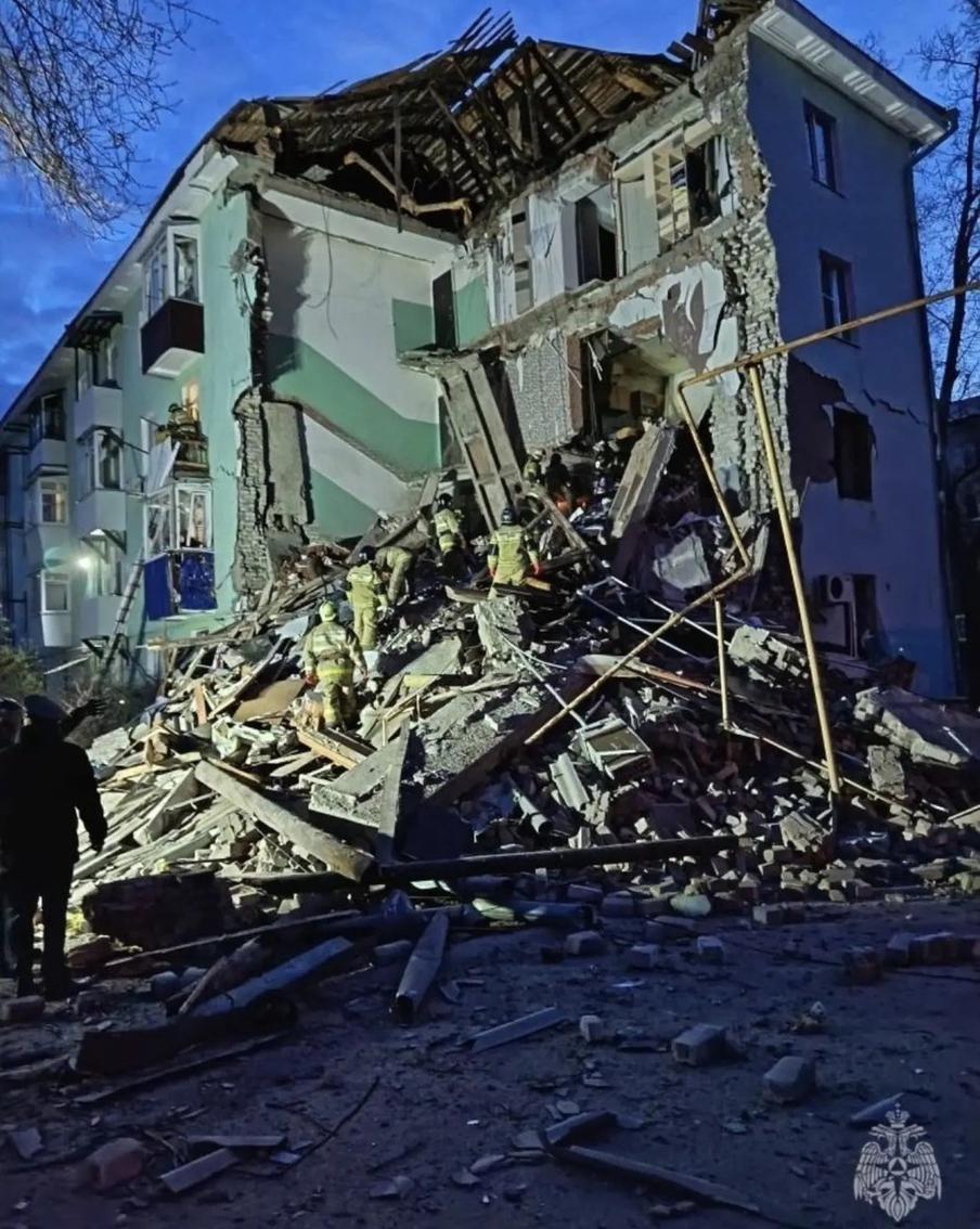 В Сызрани при обрушении подъезда после атаки БПЛА погибли два человека. Число пострадавших в результате удара украинских беспилотников по Самарской области увеличилось до 12 человек. Губернатор региона Вячеслав Федорищев сообщил о двух погибших. Трое раненых госпитализированы, остальным оказана помощь на месте. Один жилой дом потерял целую секци