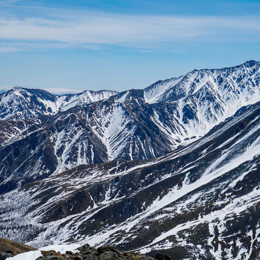 Спасатели в Бурятии эвакуируют тела трёх замёрзших туристов с горы Мунку-Сардык. Поисково-спасательные работы на высочайшей точке Саян (3492 метра) продолжаются в условиях сильного ветра, метели и почти нулевой видимости. Двое погибших уже доставлены в район озера, тела третьего продолжают искать. К операции привлекли альпинистов из отряда "ЛизаАлерт"