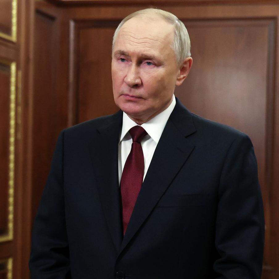 Путин заявил, что противники России уже осознали неизбежность её победы. На встрече с представителями муниципального сообщества президент России ответил на реплику нижегородского политика о том, что враг тоже уже не сомневается в исходе конфликта. "Там просто думают, как это всё оформить", – сказал глава государства, подчеркнув, что боевые действия остаются сложной и опасной работой