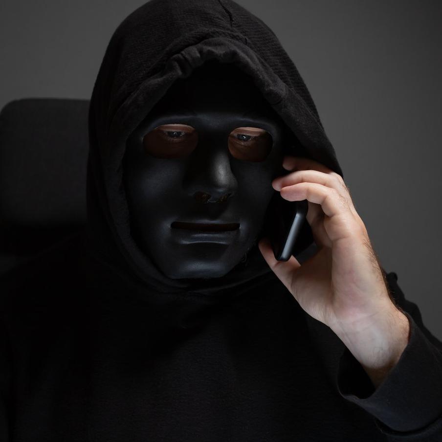 Эксперты проекта "Перезвони сам" рассказали о фразах, которые выдают мошенников. Специалисты отметили, что злоумышленники давят на людей через страх потери денег