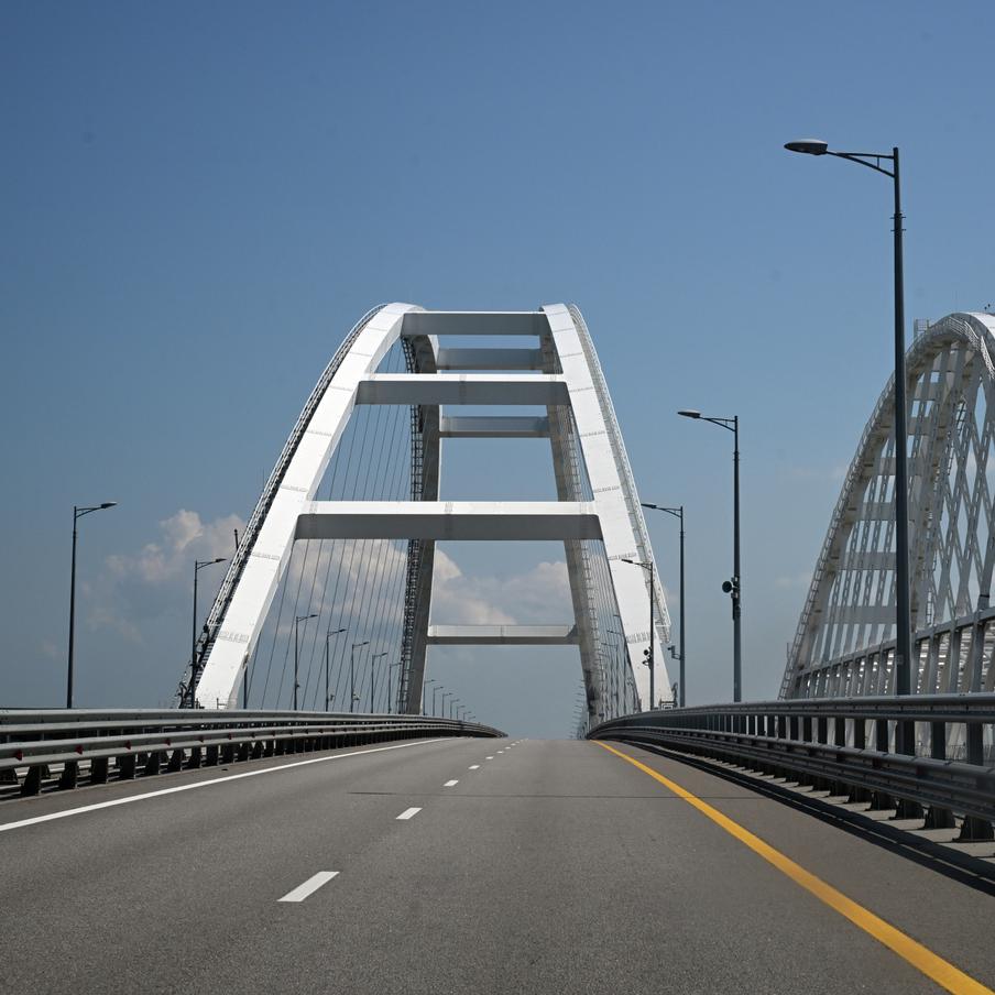 Минтранс напомнил о запрете проезда электрокаров и гибридов по Крымскому мосту. Перед майскими праздниками ведомство опубликовало правила пересечения транспортного перехода. Обязательному 100-процентному досмотру подлежат все машины, люди и багаж. Для гибридных и электрических автомобилей проезд по-прежнему закрыт – им предложен альтернативный маршрут по трассе Р-280 "Новороссия"