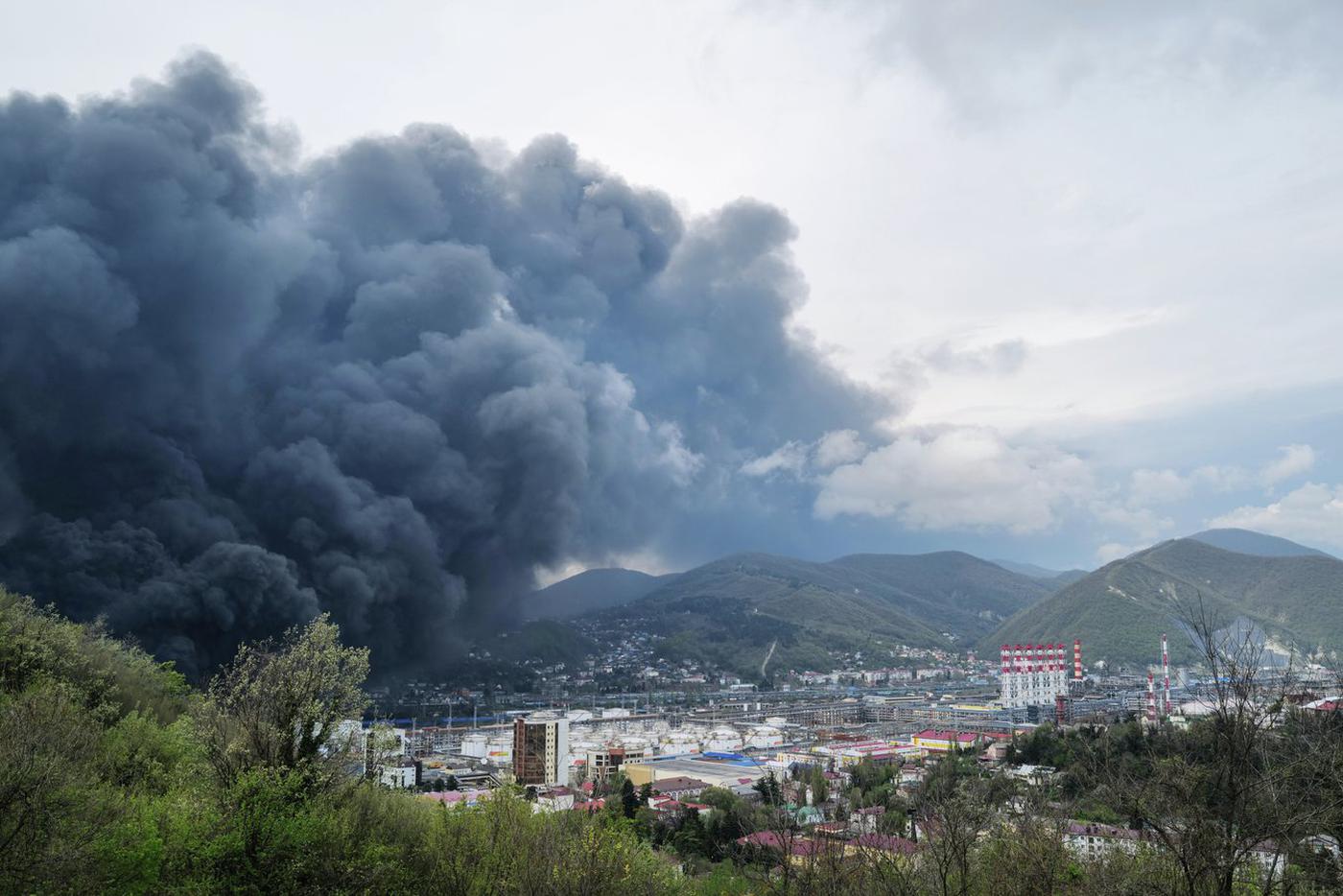 Разлив нефти в Туапсе после удара ВСУ не помешает отдыху туристов