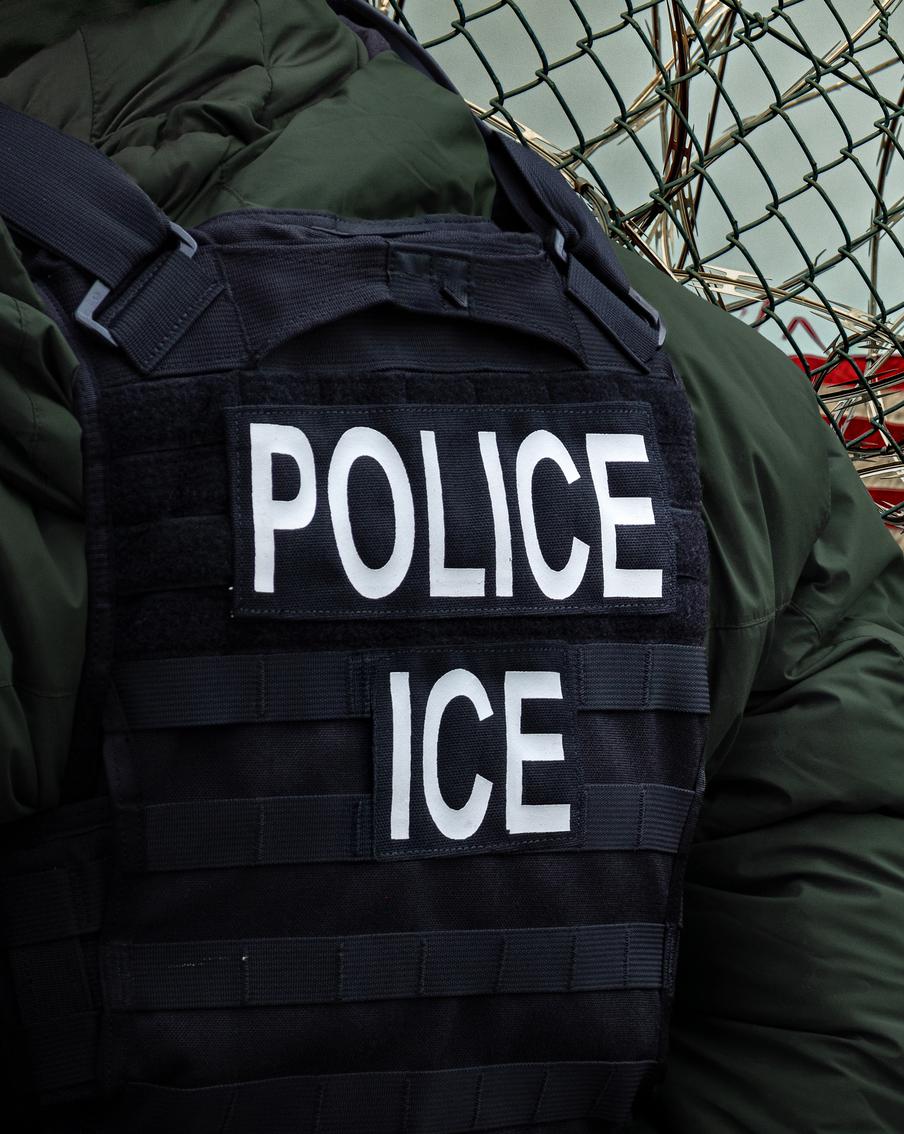 Трамп за 11 месяцев обнулил нелегальную миграцию на границе США. Министерство внутренней безопасности и Погранично-таможенная служба отчитались об одиннадцатом месяце подряд, когда ни одного нелегального мигранта не выпустили внутрь страны. Администрация Байдена-Харрис называла это невозможным. За месяц зафиксировано лишь 8268 задержаний – на 97% меньше, чем в пиковые времена предыдущей власти