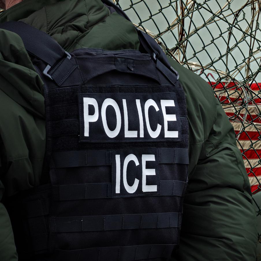 Трамп за 11 месяцев обнулил нелегальную миграцию на границе США. Министерство внутренней безопасности и Погранично-таможенная служба отчитались об одиннадцатом месяце подряд, когда ни одного нелегального мигранта не выпустили внутрь страны. Администрация Байдена-Харрис называла это невозможным. За месяц зафиксировано лишь 8268 задержаний – на 97% меньше, чем в пиковые времена предыдущей власти