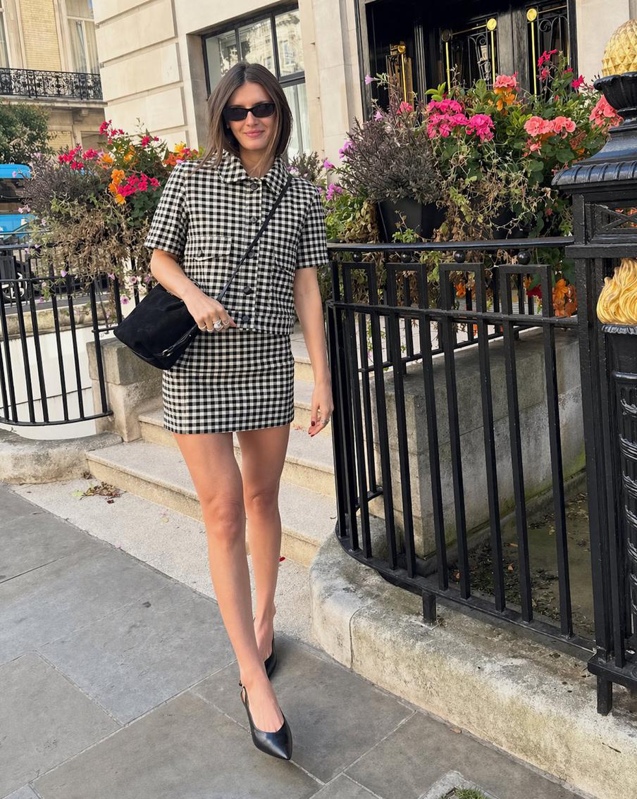 Изящный жакет и юбка возвращают в гардероб элегантность.