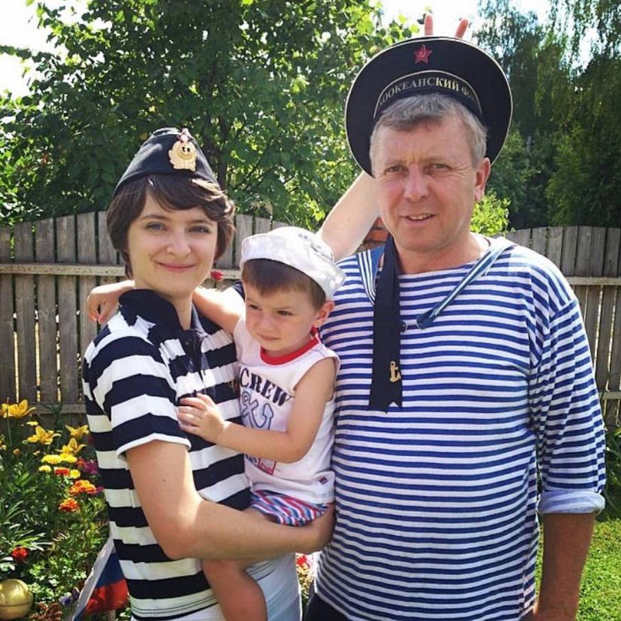Олег Генрих, его дочь Саша и внук Иван. Олег Иванович 3 года служил на атомной подводной лодке Тихоокеанского флота.