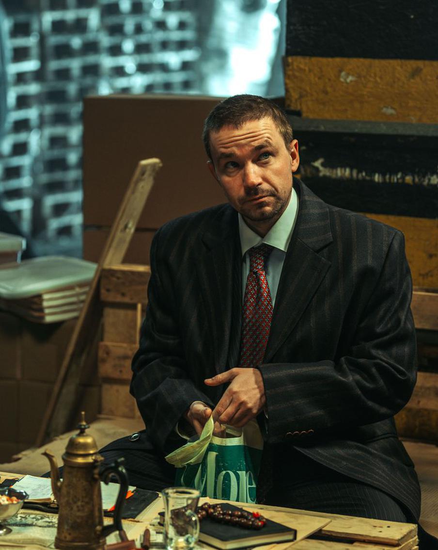 Хаски преподаёт Петрову краткий курс тюремной жизни. На экраны выходит драма "Коммерсант"