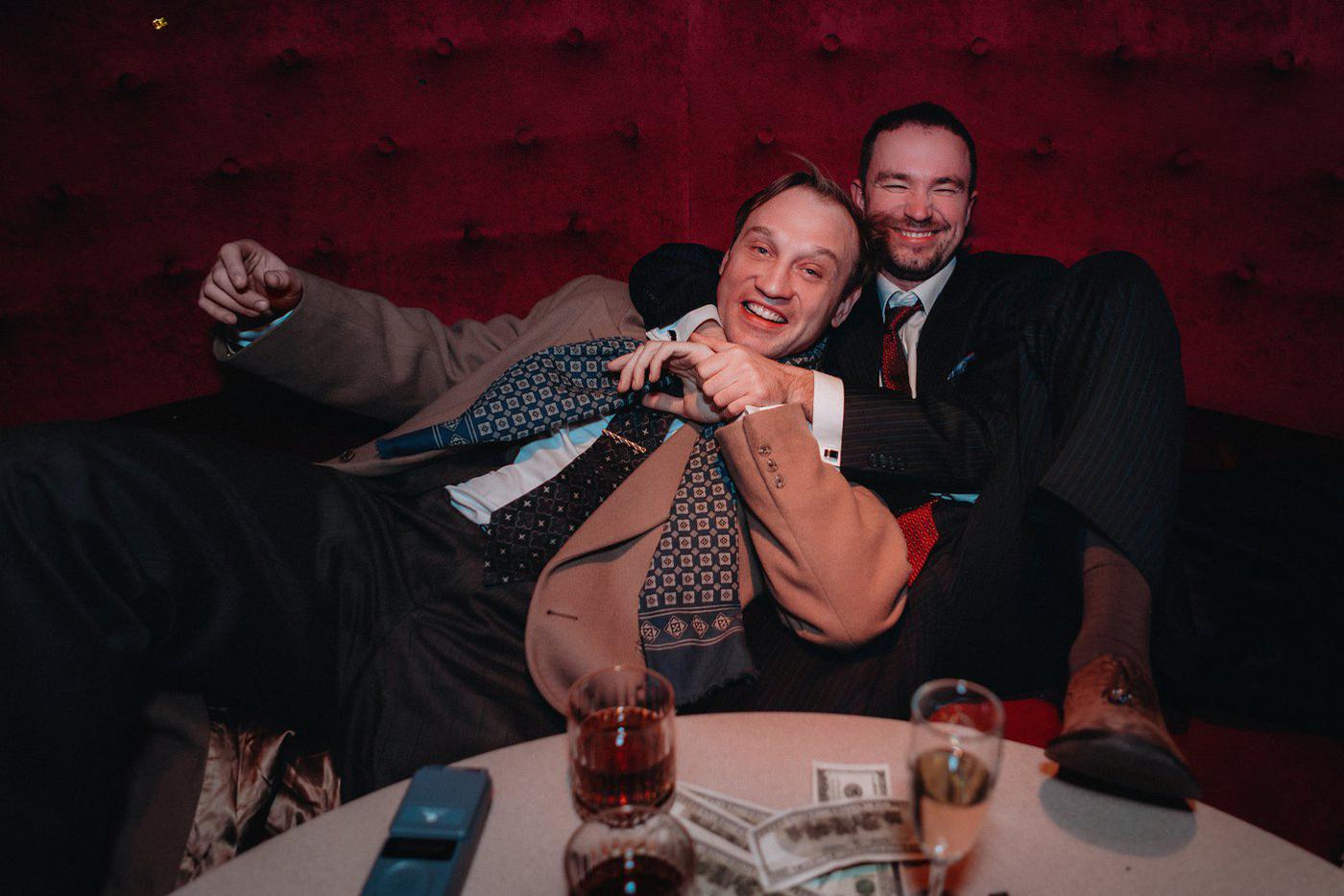 Обмывая очередную сделку, Миша (Михаил Тройник) и Андрей (Александр Петров) гуляли на всю катушку.