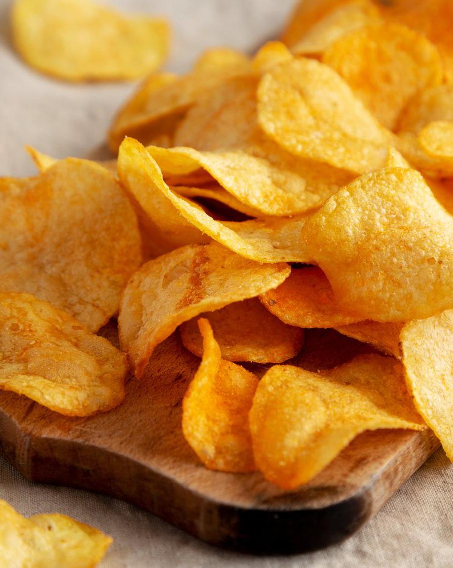 Учёные 40 лет выводят идеальный картофель для чипсов. Специалисты из Мичиганского университета разрабатывают сорта, которые устойчивы к болезням, долго хранятся и дают хрустящий продукт. Новая биоинженерная картофелина способна выдерживать температуру хранения до 4,4 градуса, что предотвращает гниль и сохраняет баланс сахаров