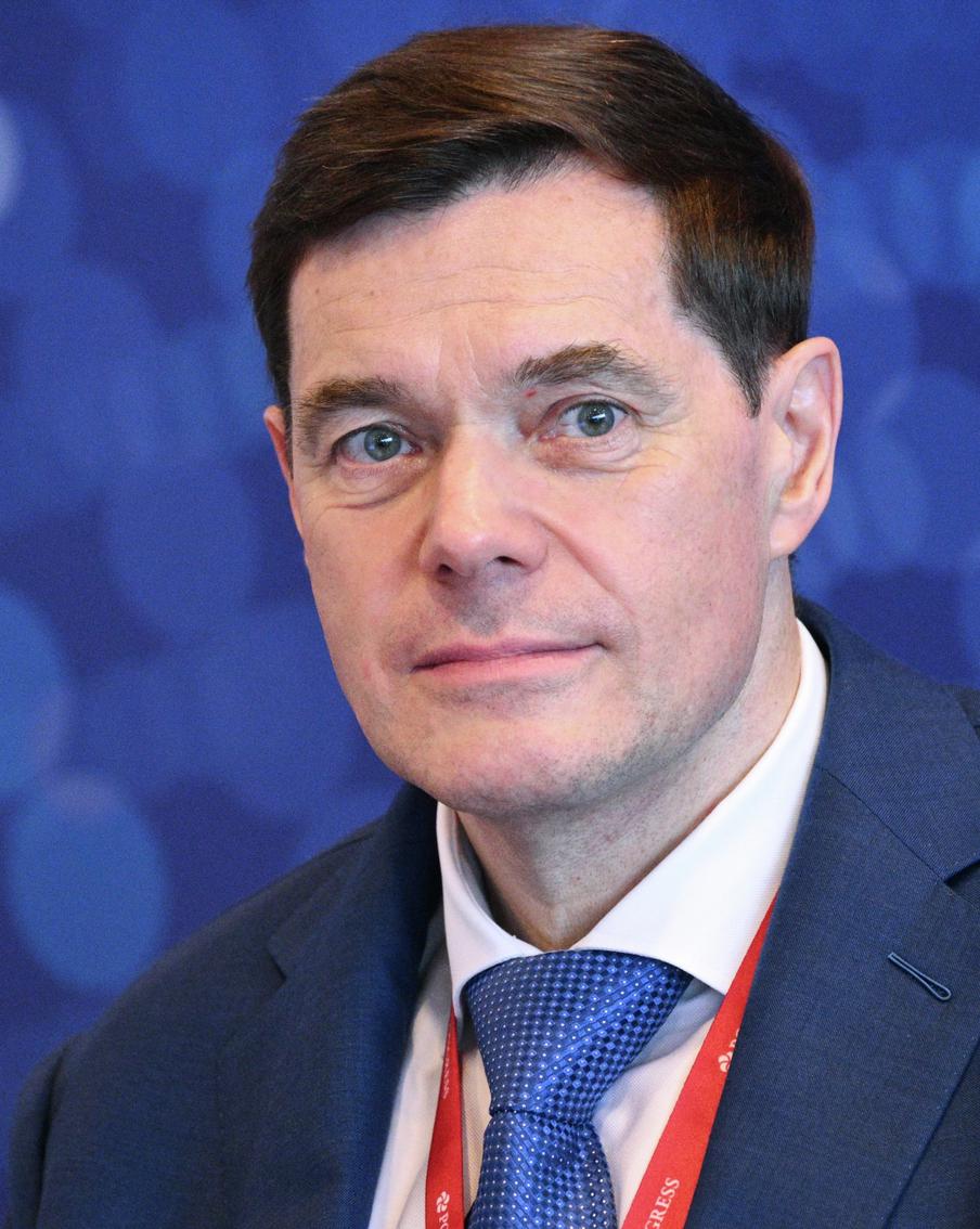 Алексей Мордашов возглавил рейтинг российских миллиардеров Forbes. Председатель совета директоров "Северстали" и владелец Nordgold впервые в истории списка преодолел планку в 30 млрд долларов. Его состояние взлетело до 37 млрд благодаря почти двукратному росту цены на золото. Всего в рейтинг 2026 года вошли 155 человек