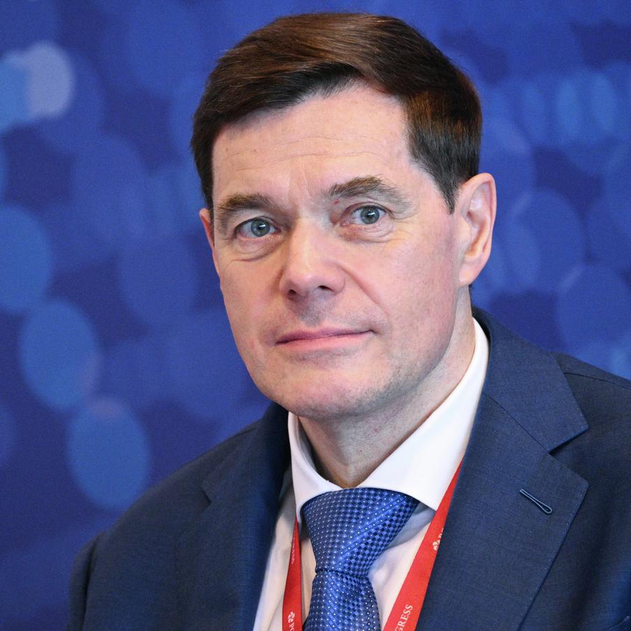 Алексей Мордашов возглавил рейтинг российских миллиардеров Forbes. Председатель совета директоров "Северстали" и владелец Nordgold впервые в истории списка преодолел планку в 30 млрд долларов. Его состояние взлетело до 37 млрд благодаря почти двукратному росту цены на золото. Всего в рейтинг 2026 года вошли 155 человек