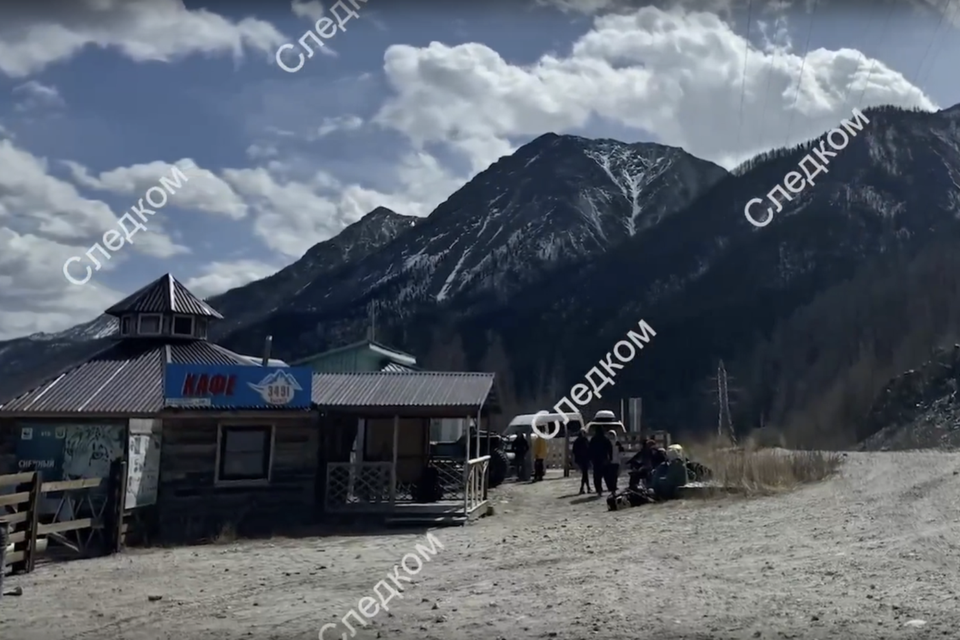 Жаргал Осохеев, чьё кафе расположено у подножья горы, уже не первый раз помогает альпинистам