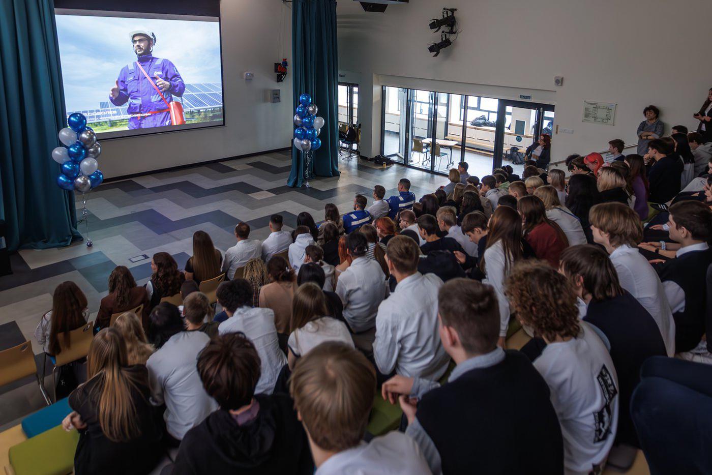 Школьники посмотрели фильм о карьере в промышленности
