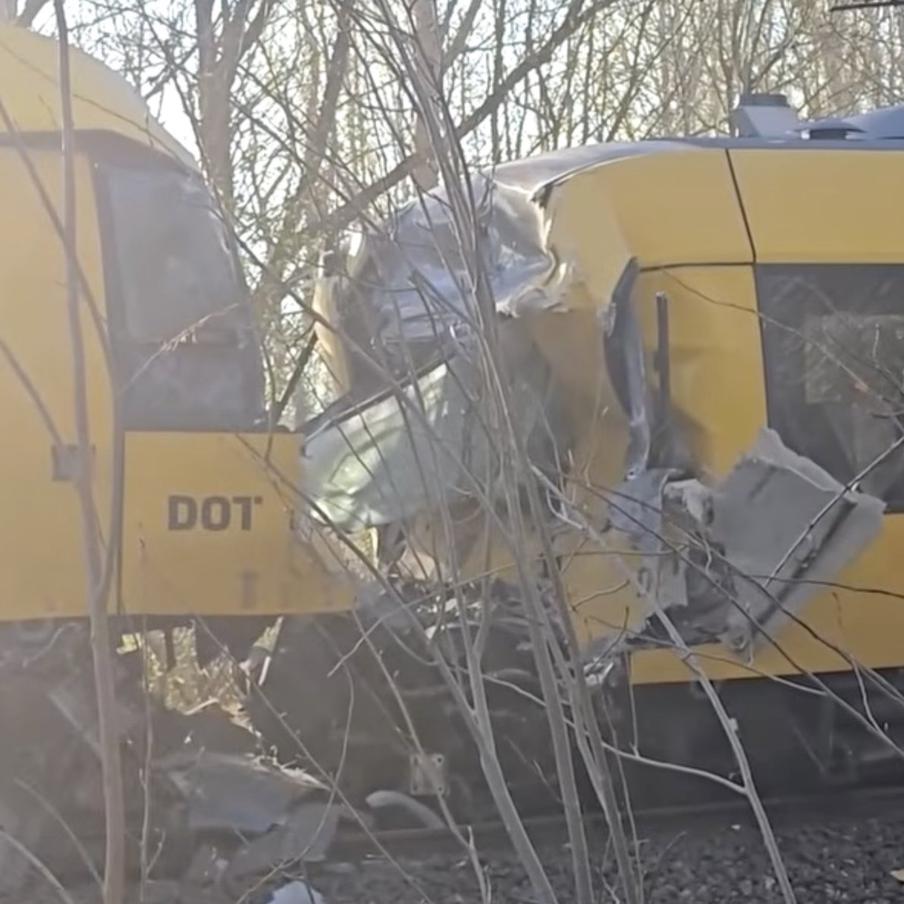 В Дании столкнулись два поезда: есть пострадавшие в критическом состоянии. Крупное железнодорожное происшествие случилось утром в четверг недалеко от города Хиллерёд, примерно в 40 километрах к северу от Копенгагена. Четыре человека получили тяжёлые травмы, ещё 12 пострадавших – с лёгкими повреждениями. Пассажиров эвакуировали