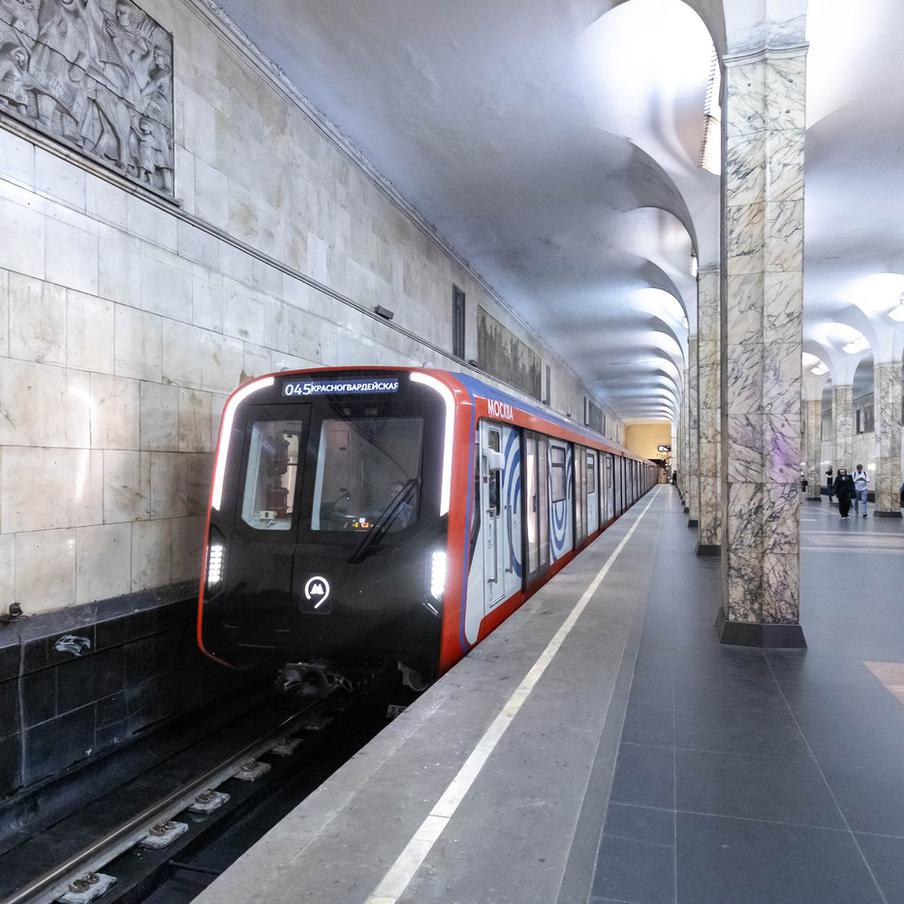 Созданные при помощи нейроголоса сообщения появились в нескольких поездах на Замоскворецкой линии. Технология позволяет обеспечить единое звучание на всех линиях метро на долгие годы